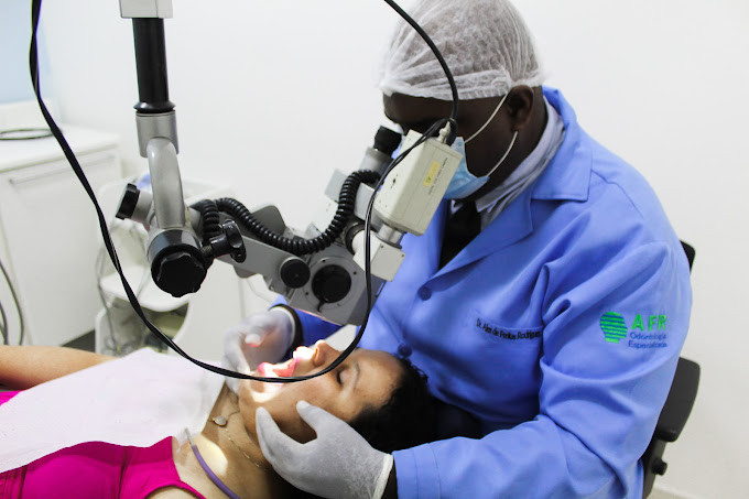 Dr. Alex utilizando microscopio operatorio