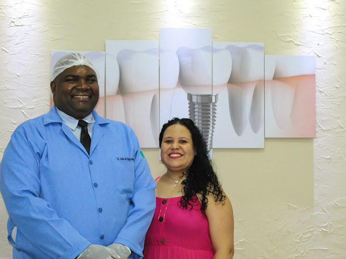 Dr. Alex de Freitas com paciente satisfeita