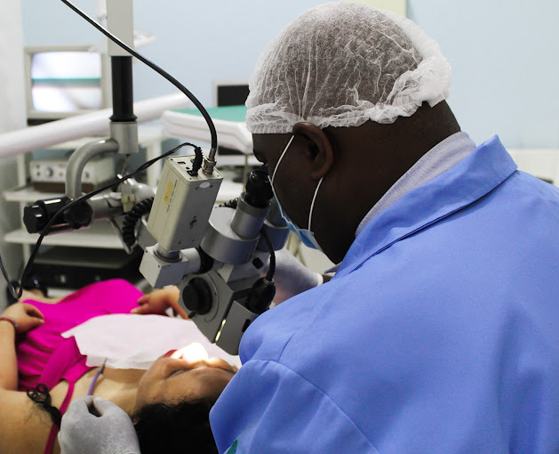 Procedimento com microscopio